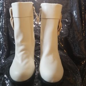Mojo Moxy Off White (Cream) bootie with side flower size 11
